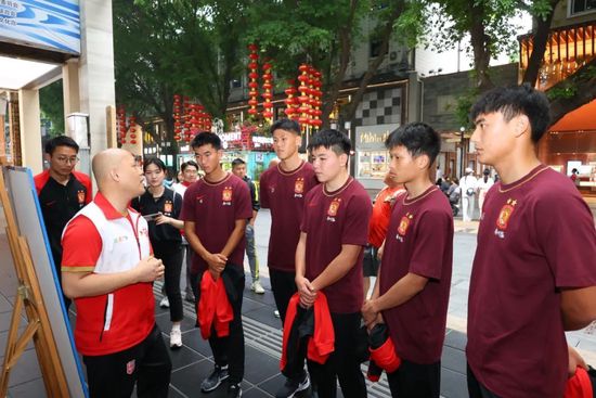 陈多多到房间之后，便放下行李，给顾秋怡发了个视频通话。
